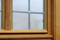 Historisierendes Holzfenster mit Karniesbleisprossen und Wetterschenkel