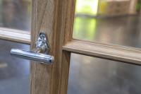 Nahaufnahme von historisierendem Holzfenster mit Vakuumverglasung