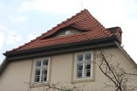 Kastenfenster mit Dachgiebel