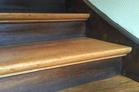 Holztreppe mit gespachtelten Stufen