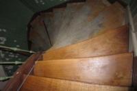 halb restaurierte Treppe