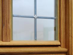 Historisierendes Holzfenster mit Karniesbleisprossen und Wetterschenkel