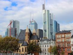 Skyline von Frankfurt mit Wohnhäusern