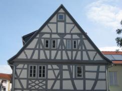 Fachwerkhaus mit Sprossenfenstern in grau