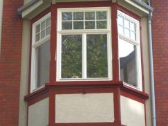 Holzfenster in Stadtvilla
