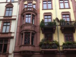 historisierende Kreuzfenster in braun