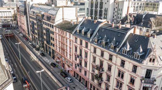 Historische Gebäude an einer Hauptverkehrsstrasse in Frankfurt am Main