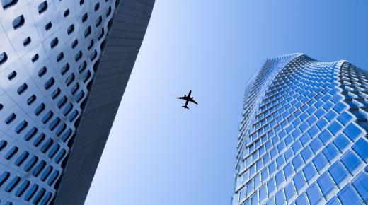 Flugzeug über Stadt