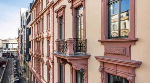 Seitenansicht_historische Fassade_neue grüne Fenster