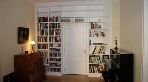 Einbaubücherregal als Türumbauung