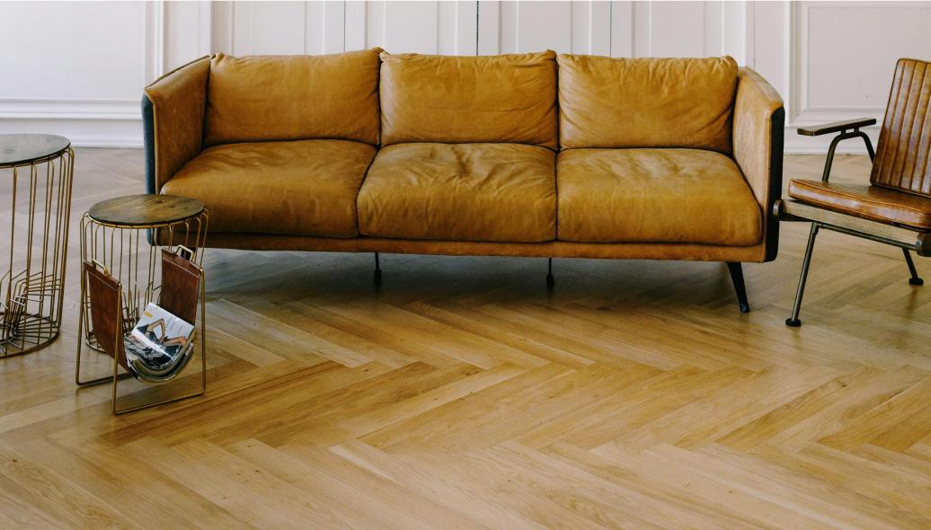 Couch auf Parkettboden