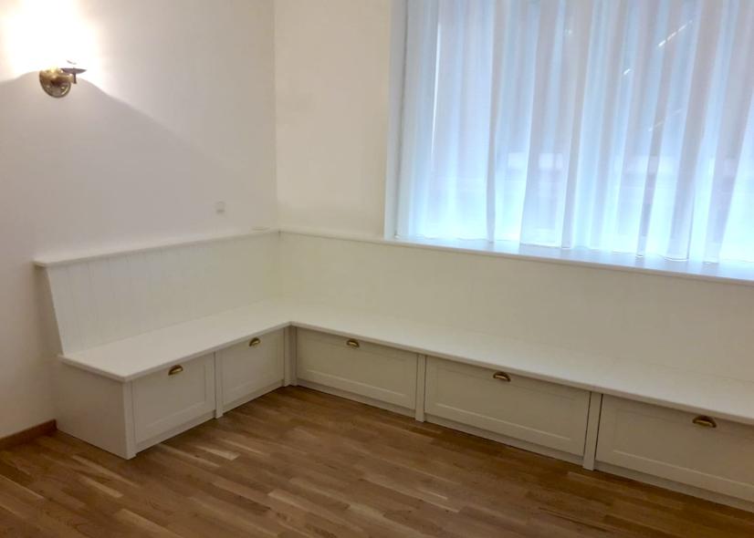 Eckbank mit Schubkästen