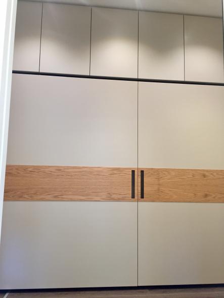 Einbauschrank mit flächenbündigen Schiebetüren