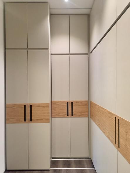 Einbauschrank mit verschiebbaren Korpen
