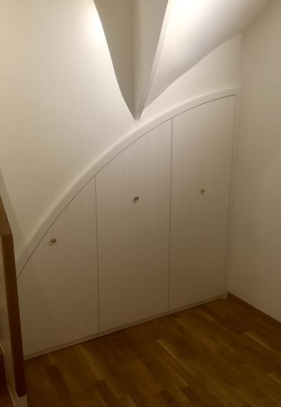 Einbauschrank unter Treppe