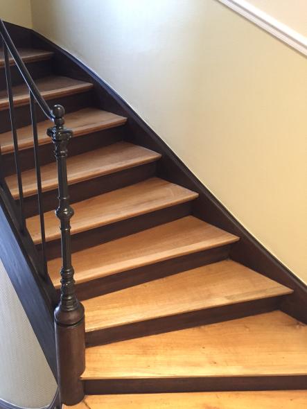 Wiederhergestellte Holztreppe