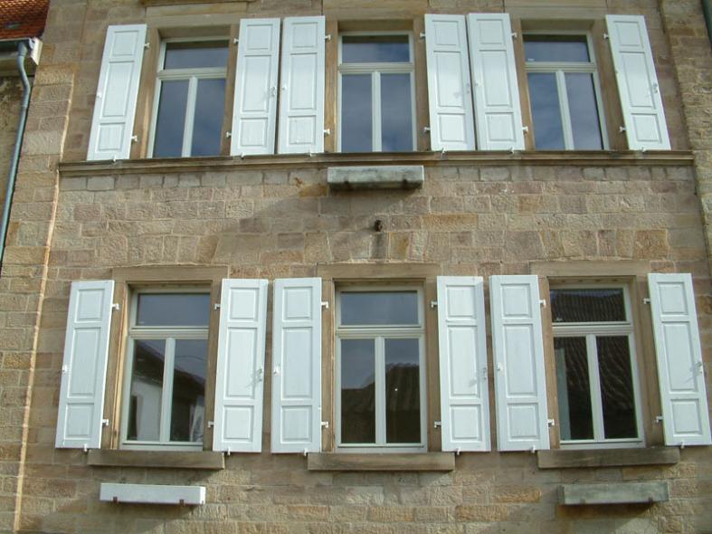 rekonstruierte Fenster von PaX mit Klappläden