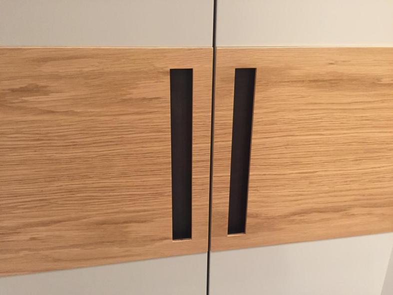 Detail Grifffräsung mit bronziertem Messingblech hinterlegt