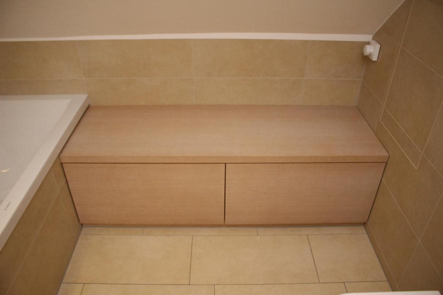 Badmöbel in Eiche gekalkt mit grifflosen Schubladen