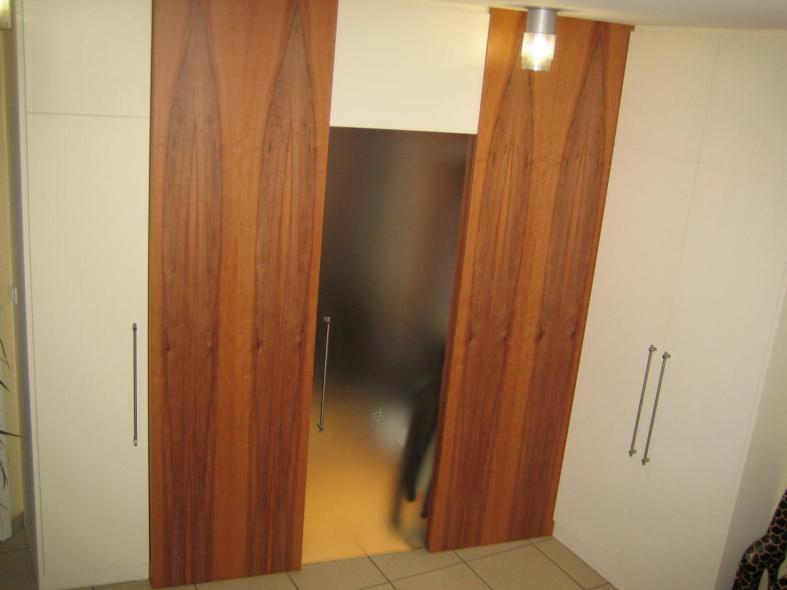 Einbauschrank Garderobe in Elsbeere und Strukturlack