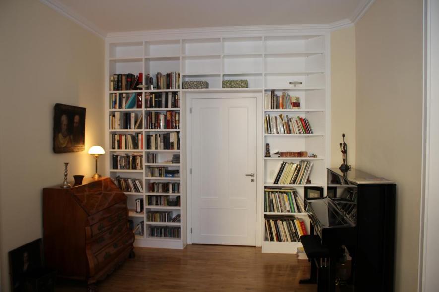 Einbaubücherregal als Türumbauung