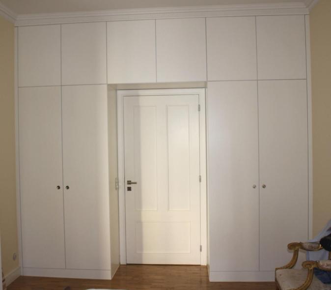 Schlafzimmerschrank als Einbaumöbel in Schleiflackoberfläche