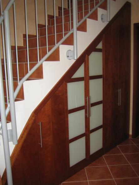 Einbauschrank unter Treppe in Kirschbaum
