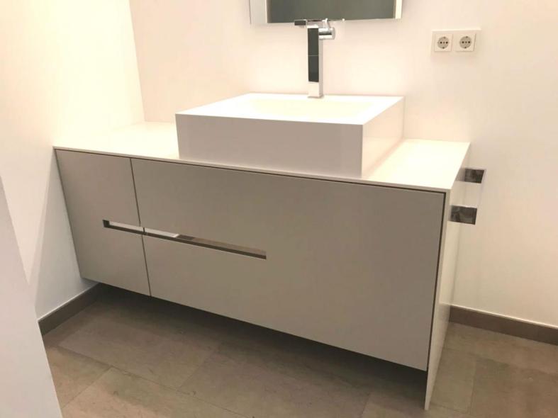 Waschtischunterschrank mit verchromter Griffnut