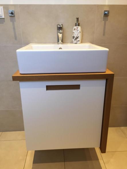 Waschtischmöbel in Eiche sägerau / Weißlack