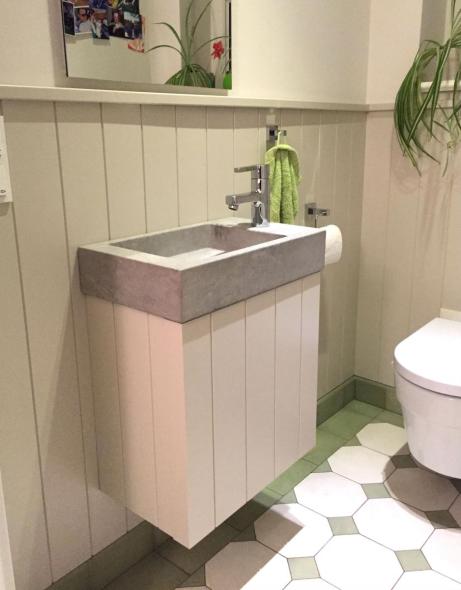 Waschtischmöbel mit passender Wandverkleidung