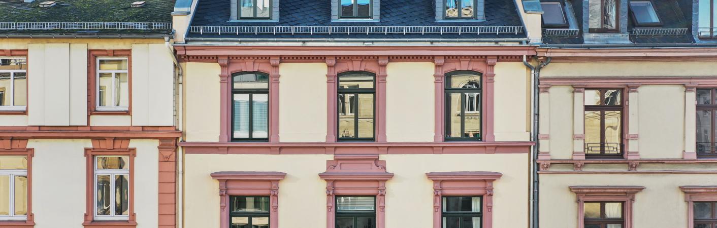 Altbau mit neuen Holzfenstern von Schreinermeister Reul in Frankfurt am Main
