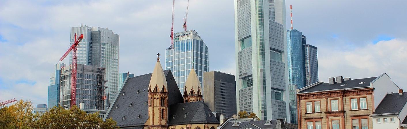 Skyline von Frankfurt mit Wohnhäusern