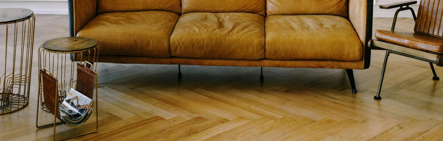 Couch auf Parkettboden