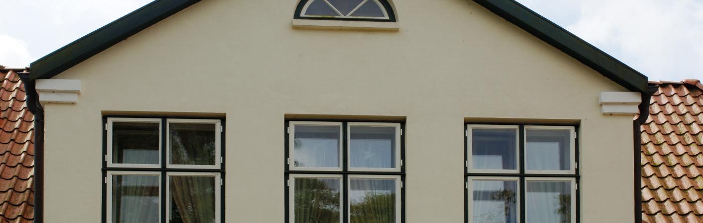 Haus mit Kastenfenstern