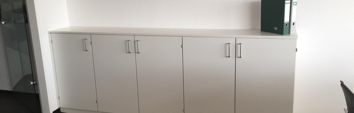 Büroschrank mit weißem Furnier