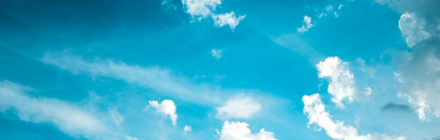 Blauer Himmel mit Wolken frische Luft